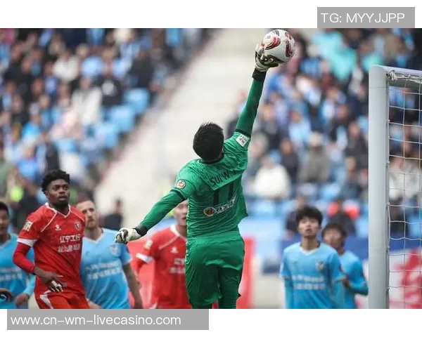 大连足球队奋战新赛季展现团队精神与拼搏精神的决心与信念